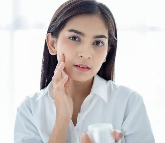 Skincare For Sensitive Skin: Keep Your Skin Glowing With 5 Natural Ingredients Skincare For Sensitive Skin